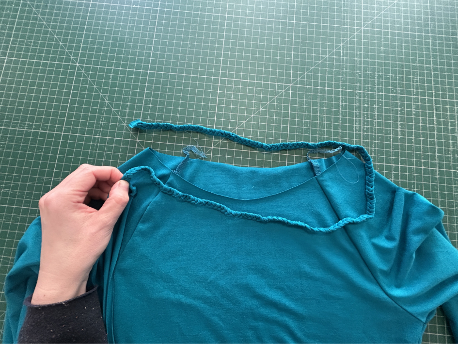 Cop jednoduše přišitý v průkrčníku (3)